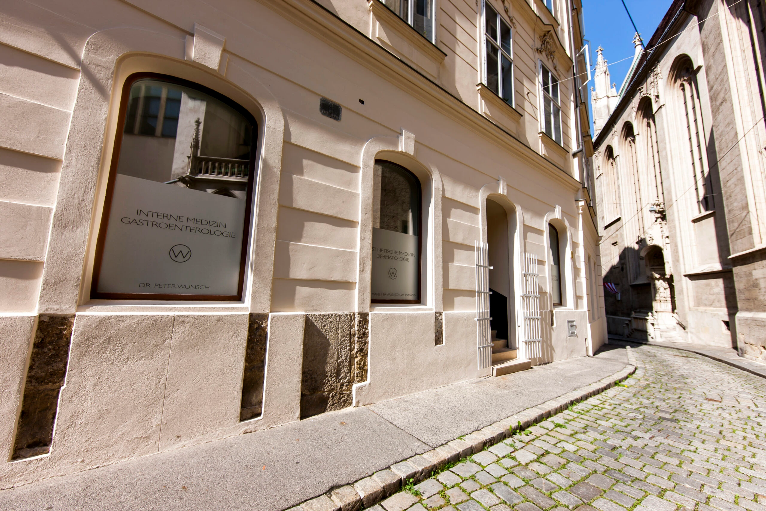Ordinationshaus von Dr. Peter Wunsch im 1. Wiener Bezirk, Außenansicht von der Straße