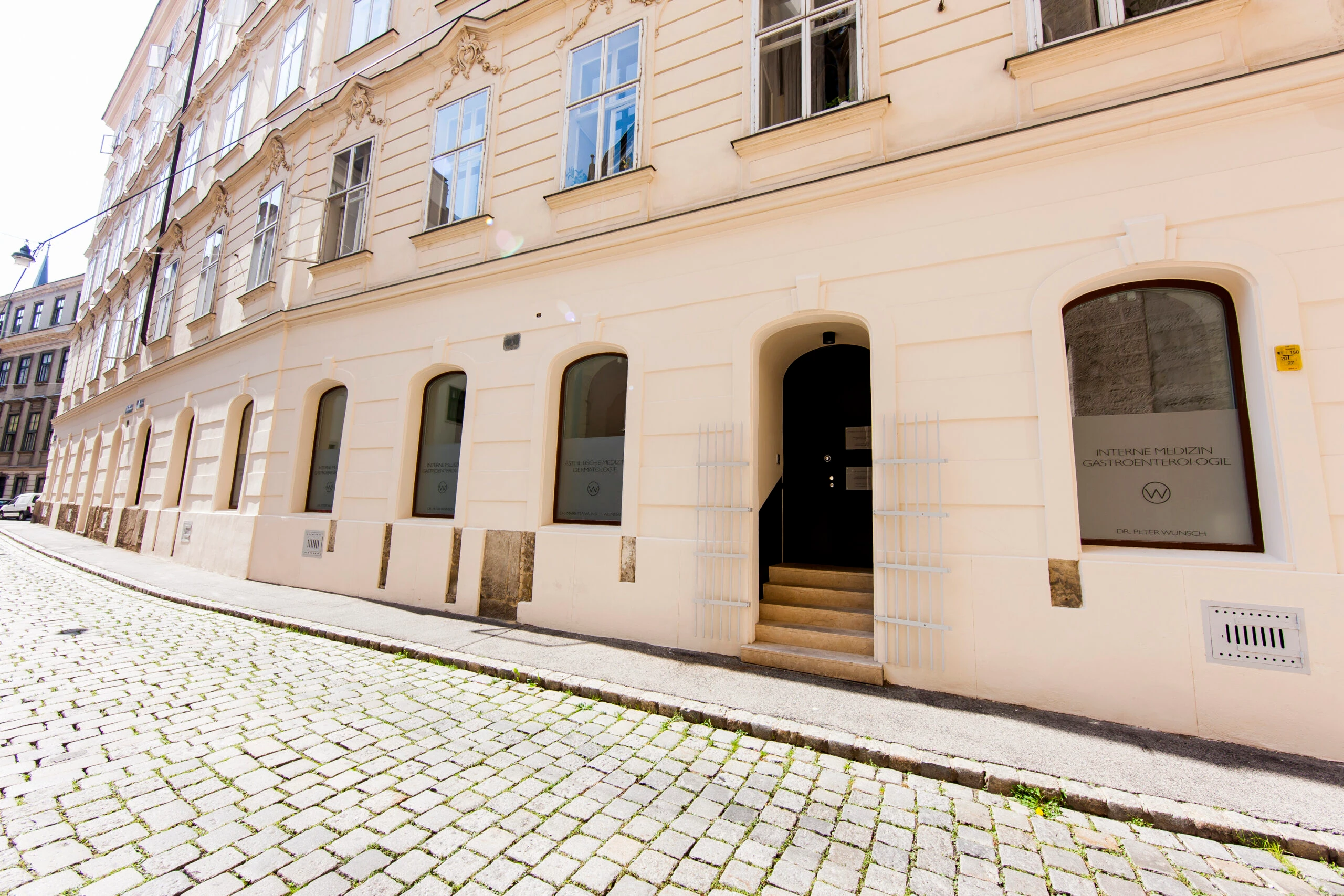 Außenansicht des Gebäudes mit der Ordination von Dr. Peter Wunsch im 1. Bezirk Wien