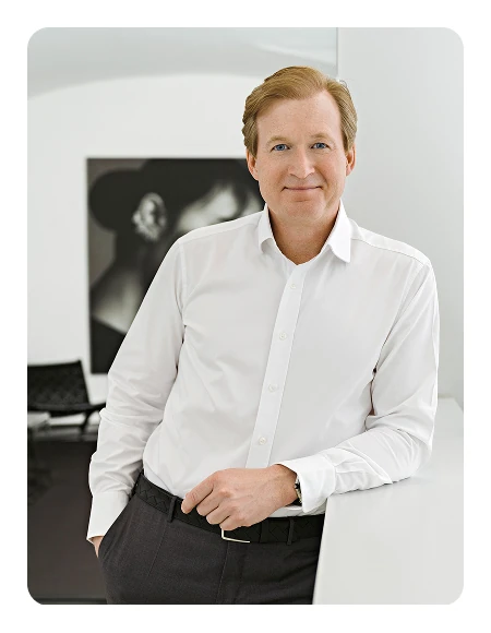 Dr. Peter Wunsch, Internist in Wien & Perchtoldsdorf, stehend am Empfangspult seiner Ordination