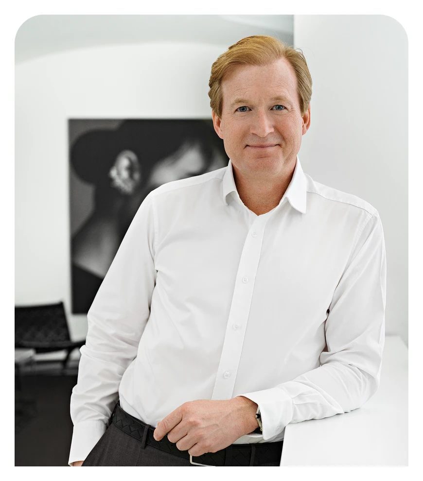 Dr. Peter Wunsch, Internist in Wien & Perchtoldsdorf, im Eingangsbereich seiner Ordination